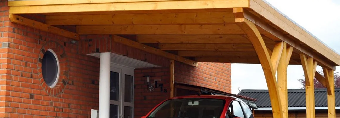 Holzcarport an Hauswand